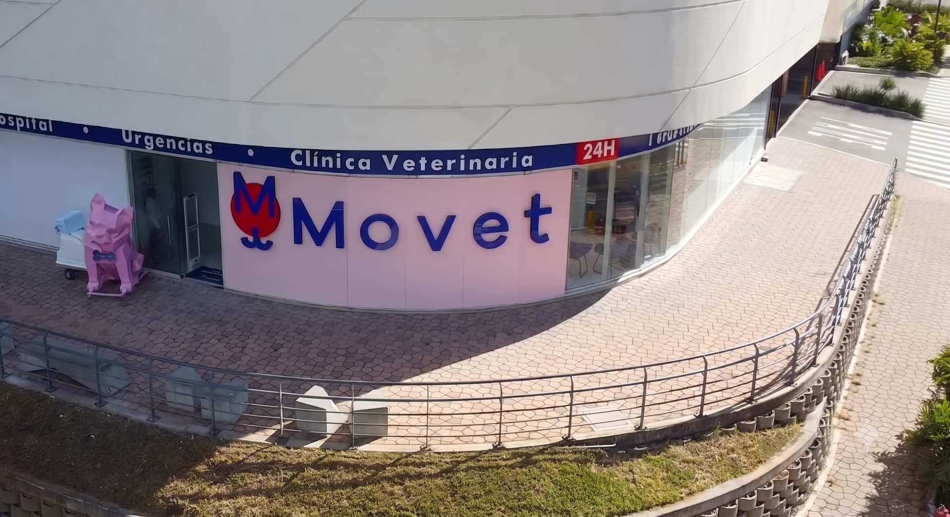 Fachada de Movet Fabricato, la clínica veterinaria de Movet en el Centro Comercial Fabricato, Antioquia, con aviso de urgencias 24 horas