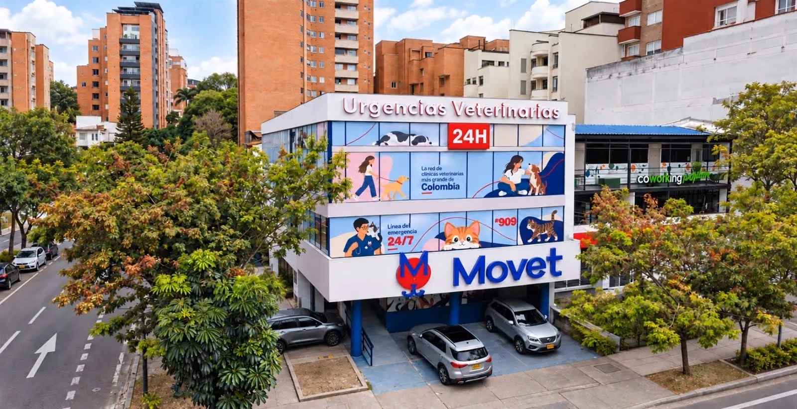 Fachada de la Clínica Veterinaria Movet Laureles en Medellín, con el aviso de urgencias veterinarias 24 horas