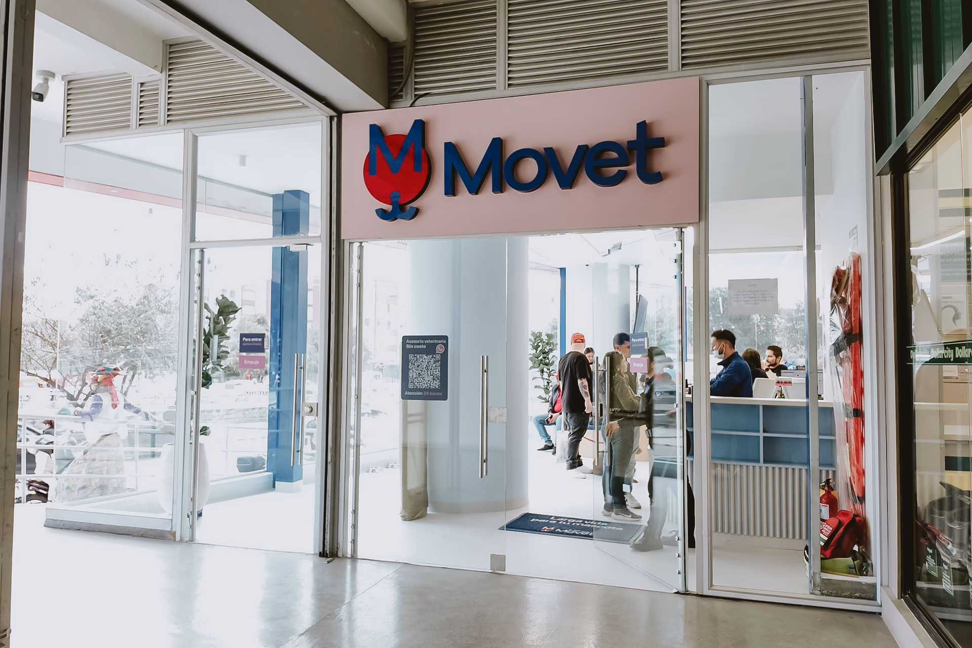 Fachada y entrada de Clínica Veterinaria Movet Acuarela, sede Movet en Suba — CC Acuarela, Bogotá