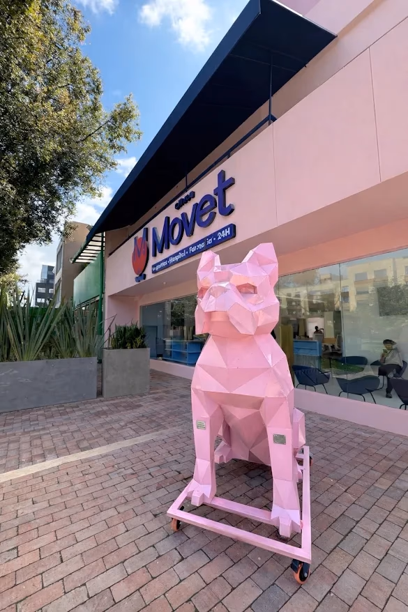 Fachada y entrada de Clínica Veterinaria Movet Colina, sede Movet en Colina Campestre, Bogotá