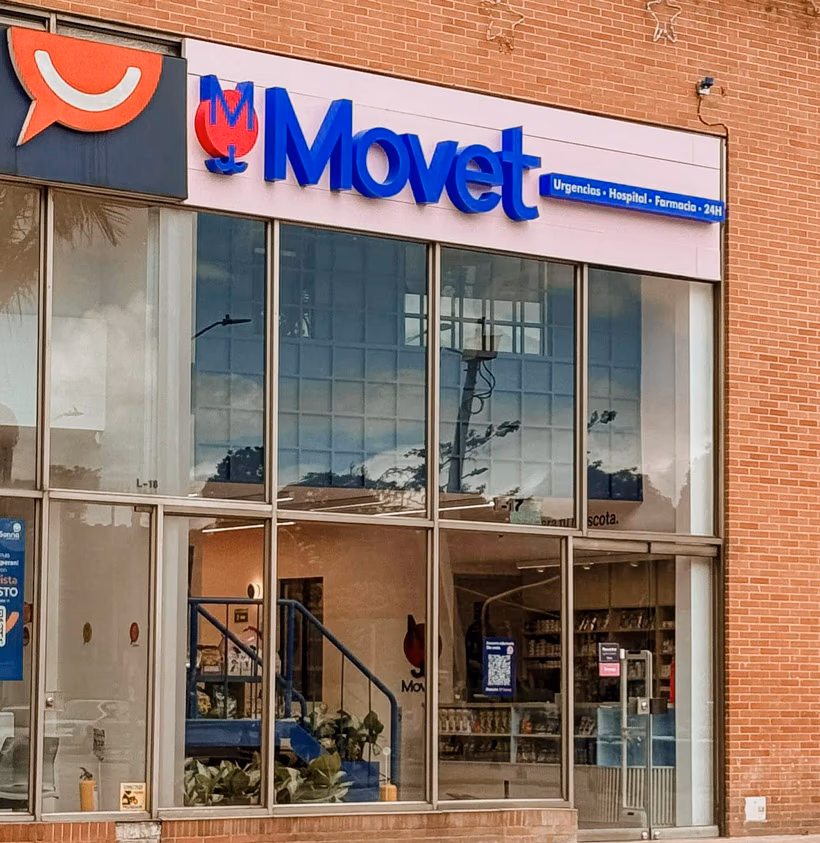 Fachada y entrada de Clínica Veterinaria Movet Salitre, sede Movet en Salitre, Bogotá